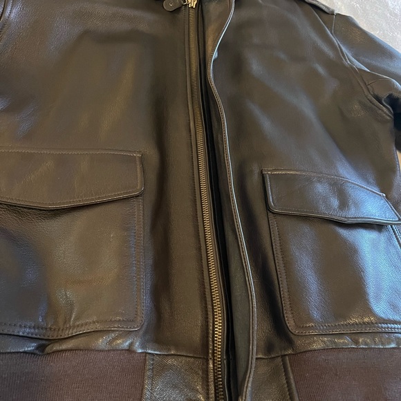 L.L. Bean Men's Rich Brown Leather Bomber Jacket - Picture 4 of 10